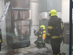 Hasiči zasahovali v průmyslovém areálu na Lazcích. Hořela odsávací technologie