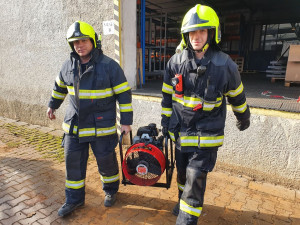 Hasiči zasahovali v průmyslovém areálu na Lazcích. Hořela odsávací technologie