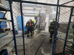 Hasiči zasahovali v průmyslovém areálu na Lazcích. Hořela odsávací technologie