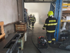 Hasiči zasahovali v průmyslovém areálu na Lazcích. Hořela odsávací technologie