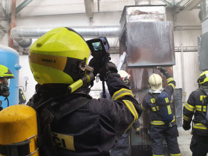 Hasiči zasahovali v průmyslovém areálu na Lazcích. Hořela odsávací technologie