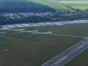 Nedokončená vozidla Škoda na jedné z ploch letiště Přerov