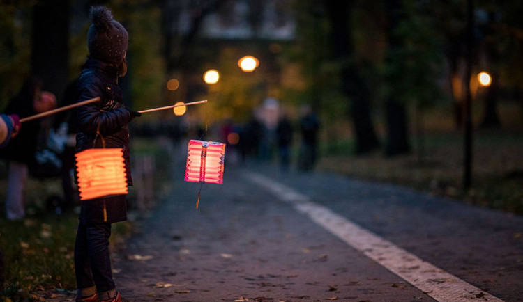 Lampionový průvod - ilustrační foto
