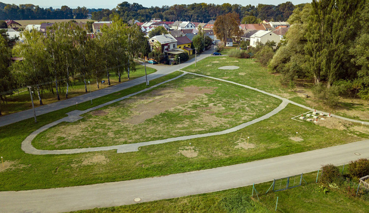 Prostranství na ulici Hrachovisko v Chomoutově prochází proměnou