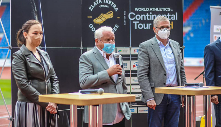 Miroslav Černošek (uprostřed)