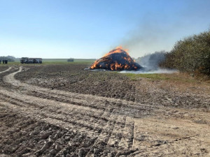 Dohořívání stohu může podle hasičů trvat dva až tři dny