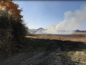 Dohořívání stohu může podle hasičů trvat dva až tři dny