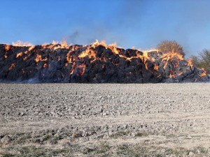 Dohořívání stohu může podle hasičů trvat dva až tři dny