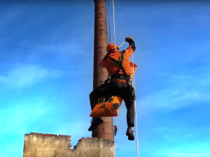 Hasiči nacvičovali záchranu osob ve výškách. Na Jesenicku využili šedesát metrů vysoký komín