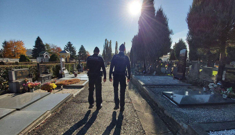 Policisté a strážníci městské policie dohlížejí na veřejný pořádek na hřbitovech