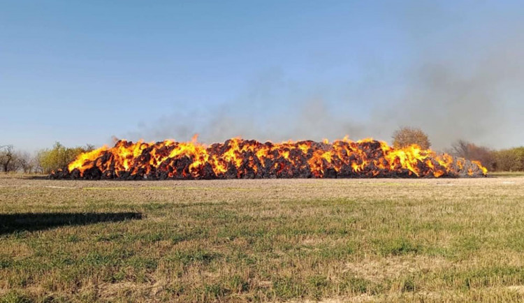 Dohořívání stohu může podle hasičů trvat dva až tři dny