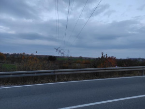 Dálnice na Ostravu je neprůjezdná kvůli nahnutému sloupu elektrického vedení