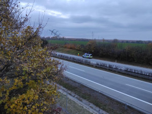 Dálnice na Ostravu je neprůjezdná kvůli nahnutému sloupu elektrického vedení