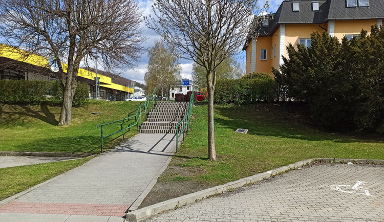 Ve frekventované oblasti u jesenické polikliniky bude pohyb pro maminky s kočárky či handicapované osoby komfortnější