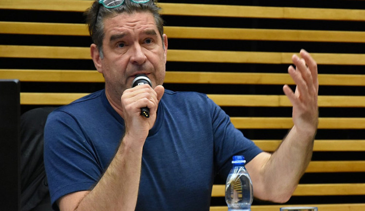 Tomáš Etzler na besedě v aule Pedagogické fakulty Univerzity Palackého