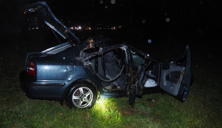 Auto se v noci srazilo s koněm, který utekl z farmy. Zvíře po střetu zemřelo