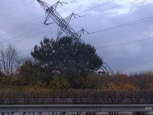 D35 zastavil traktor, který narazil do sloupu elektrického vedení. Uzavírka potrvá do odpoledne