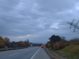 D35 zastavil traktor, který narazil do sloupu elektrického vedení. Uzavírka potrvá do odpoledne