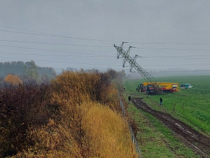 D35 zastavil traktor, který narazil do sloupu elektrického vedení. Uzavírka potrvá do odpoledne