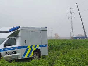 D35 zastavil traktor, který narazil do sloupu elektrického vedení. Uzavírka potrvá do odpoledne