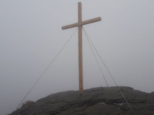 Kříž na skále hory Vozka vydržel jen několik dnů