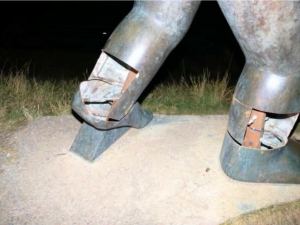 Poškozená socha svatého Kryštofa musela být odvezena, při pokusu o krádež pachatel narušil stabilitu díla u dálnice