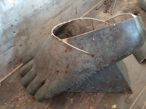 Poškozená socha svatého Kryštofa musela být odvezena, při pokusu o krádež pachatel narušil stabilitu díla u dálnice