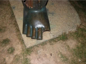 Poškozená socha svatého Kryštofa musela být odvezena, při pokusu o krádež pachatel narušil stabilitu díla u dálnice