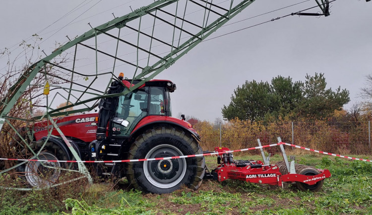 D35 zastavil traktor, který narazil do sloupu elektrického vedení. Uzavírka potrvá do odpoledne