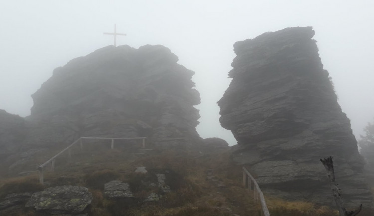 Kříž na skále hory Vozka vydržel jen několik dnů