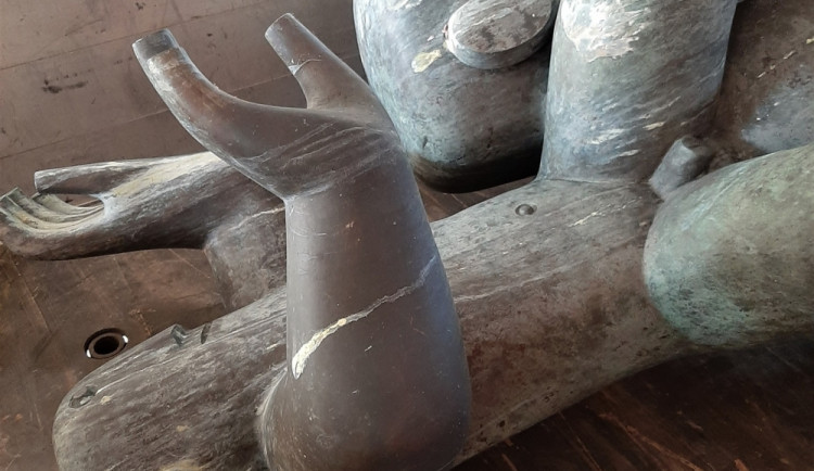 Poškozená socha svatého Kryštofa musela být odvezena, při pokusu o krádež pachatel narušil stabilitu díla u dálnice