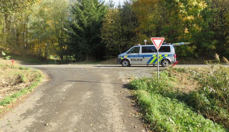 Policie pátrá po řidiči, který u Štítů srazil chodce, vynadal mu a pak ujel