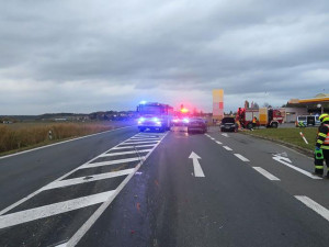 Střet tří vozidel u Krčmaně skončil tragicky. Řidič osobního auta nehodu nepřežil