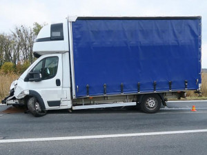 Střet tří vozidel u Krčmaně skončil tragicky. Řidič osobního auta nehodu nepřežil