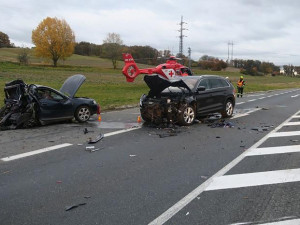 Střet tří vozidel u Krčmaně skončil tragicky. Řidič osobního auta nehodu nepřežil