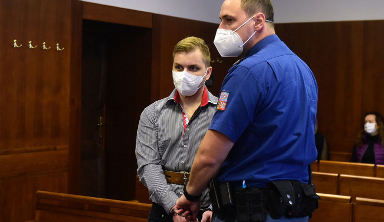 Miroslav Vepřek v doprovodu eskorty u Vrchního soudu v Olomouci