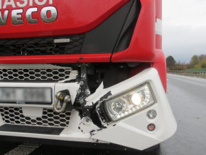 Z nákladního vozu u Loštic odletělo kola a narazilo do hasičů, kteří jeli za ním. Zraněn nebyl nikdo