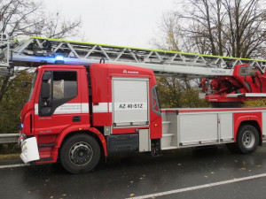 Z nákladního vozu u Loštic odletělo kola a narazilo do hasičů, kteří jeli za ním. Zraněn nebyl nikdo