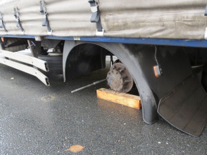 Z nákladního vozu u Loštic odletělo kola a narazilo do hasičů, kteří jeli za ním. Zraněn nebyl nikdo