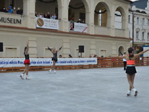 Mobilní kluziště v centru Prostějova zahájilo provoz. Město už má program Vánoc