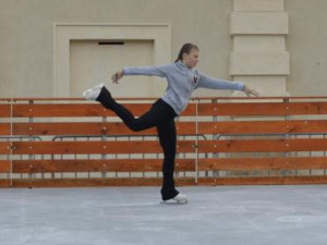 Mobilní kluziště v centru Prostějova zahájilo provoz. Město už má program Vánoc