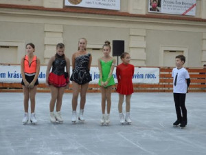 Mobilní kluziště v centru Prostějova zahájilo provoz. Město už má program Vánoc