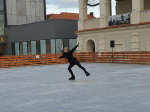 Mobilní kluziště v centru Prostějova zahájilo provoz. Město už má program Vánoc