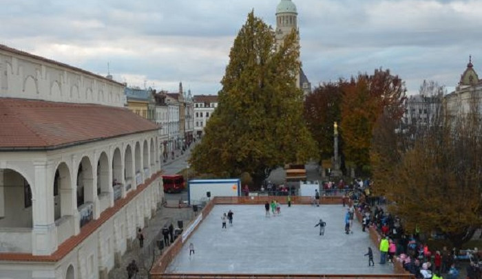 Mobilní kluziště v centru Prostějova zahájilo provoz. Město už má program Vánoc