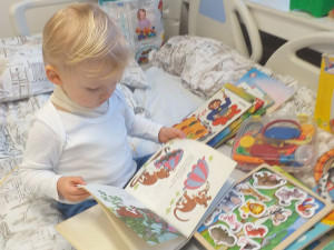 Tatínek nám chodil do nemocnice mávat pod okno, říká maminka dvouletého Filípka, který má leukémii