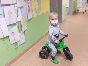 Tatínek nám chodil do nemocnice mávat pod okno, říká maminka dvouletého Filípka, který má leukémii