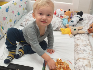 Tatínek nám chodil do nemocnice mávat pod okno, říká maminka dvouletého Filípka, který má leukémii