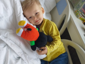 Tatínek nám chodil do nemocnice mávat pod okno, říká maminka dvouletého Filípka, který má leukémii