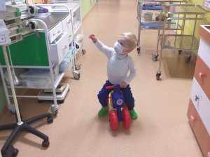 Tatínek nám chodil do nemocnice mávat pod okno, říká maminka dvouletého Filípka, který má leukémii