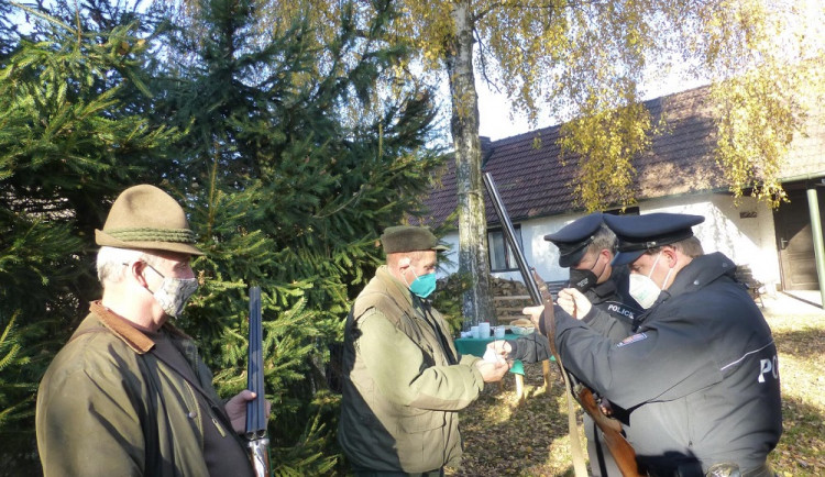 Policisté při kontrolách myslivců dělají i test na alkohol